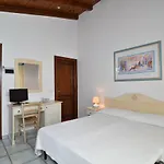 מלון Li Suari Club Village סאן תאודורו